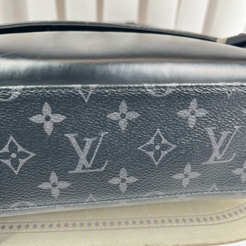 sz yff LV路易威登 芯片款 VOYAGER黑武士郵差包斜挎包單肩包 背攜十分舒適 滿足都市生活的使用需要-9