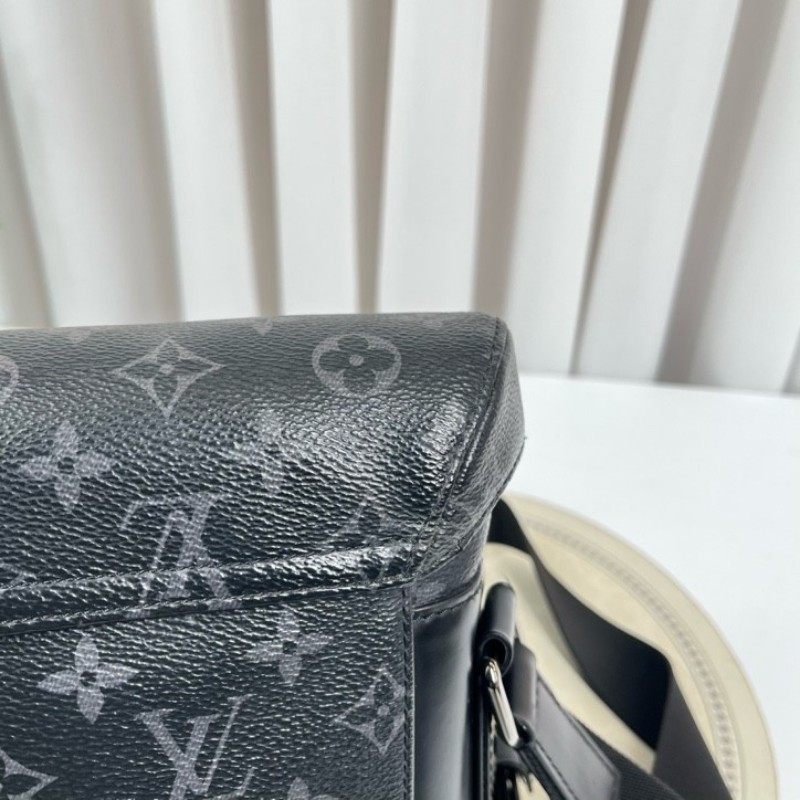 sz yff LV路易威登 芯片款 VOYAGER黑武士郵差包斜挎包單肩包 背攜十分舒適 滿足都市生活的使用需要-11