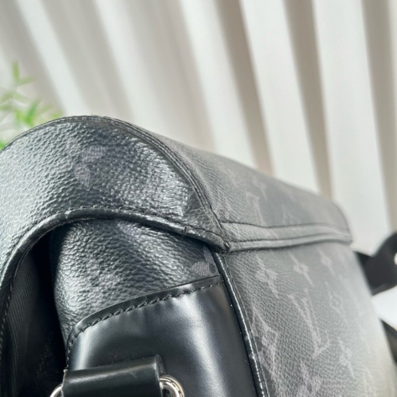 sz yff LV路易威登 芯片款 VOYAGER黑武士郵差包斜挎包單肩包 背攜十分舒適 滿足都市生活的使用需要-12