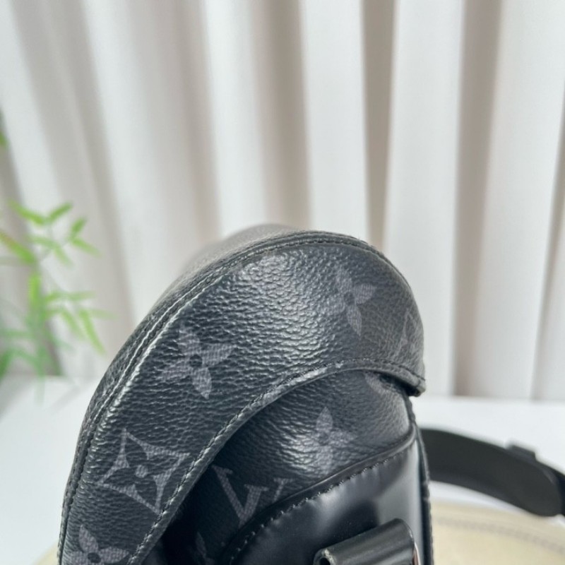 sz yff LV路易威登 芯片款 VOYAGER黑武士郵差包斜挎包單肩包 背攜十分舒適 滿足都市生活的使用需要-13