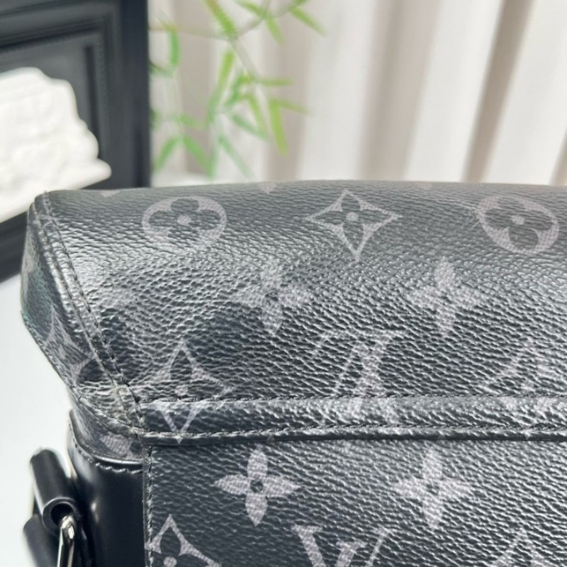 sz yff LV路易威登 芯片款 VOYAGER黑武士郵差包斜挎包單肩包 背攜十分舒適 滿足都市生活的使用需要-14