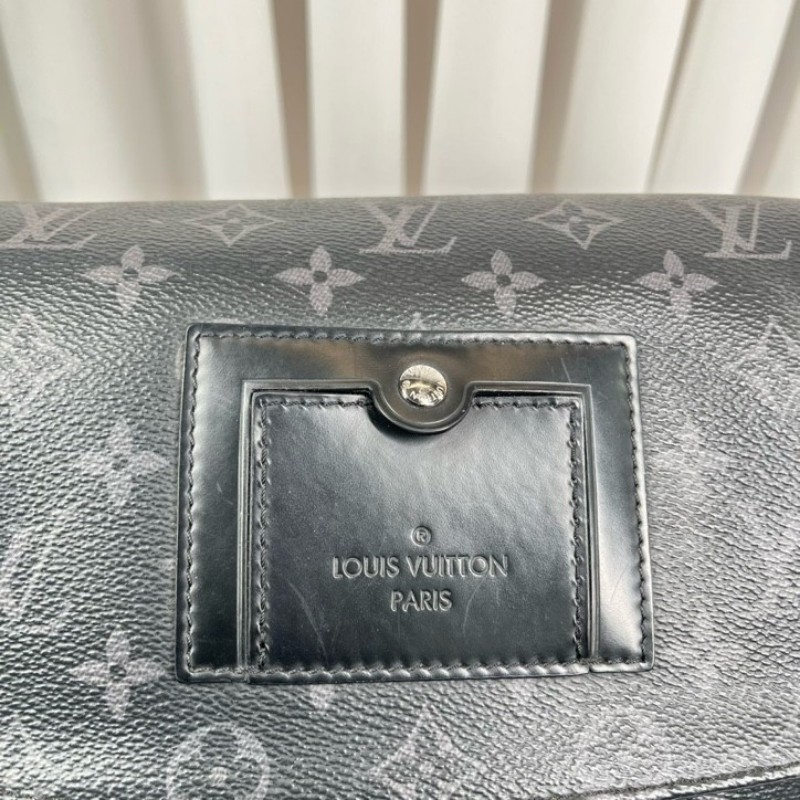 sz yff LV路易威登 芯片款 VOYAGER黑武士郵差包斜挎包單肩包 背攜十分舒適 滿足都市生活的使用需要-16