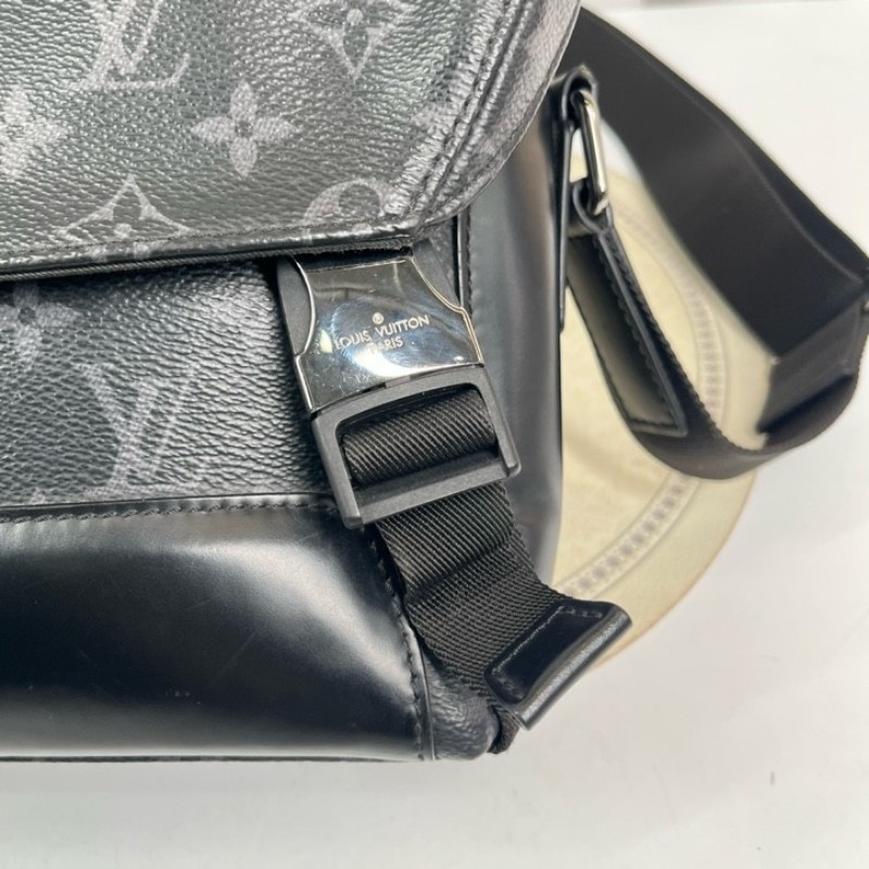 sz yff LV路易威登 芯片款 VOYAGER黑武士郵差包斜挎包單肩包 背攜十分舒適 滿足都市生活的使用需要-17