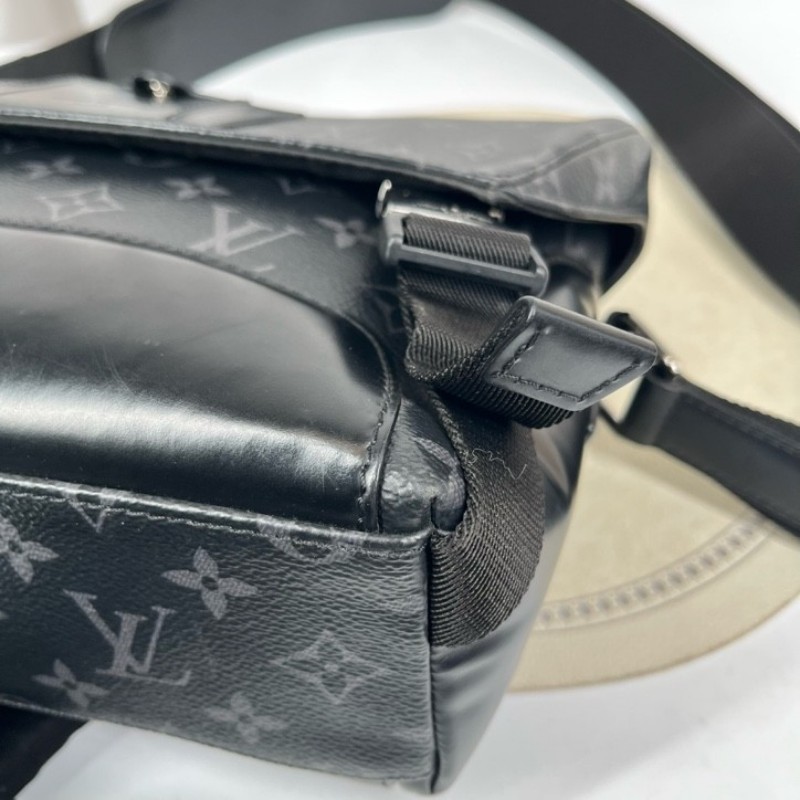 sz yff LV路易威登 芯片款 VOYAGER黑武士郵差包斜挎包單肩包 背攜十分舒適 滿足都市生活的使用需要-21