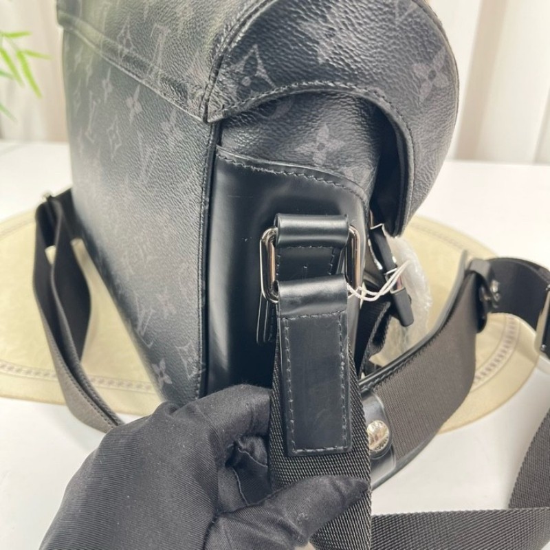 sz yff LV路易威登 芯片款 VOYAGER黑武士郵差包斜挎包單肩包 背攜十分舒適 滿足都市生活的使用需要-24