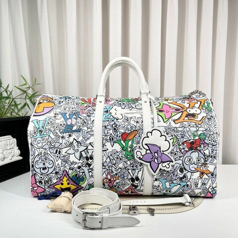 LV路易威登 芯片款 Keepall50旅行袋 白色帆布配彩色卡通印花圖案 Monogram塗鴉設計 銀色五金配件 雙拉鏈開合設計 配有皮革手柄和可調節肩帶 可手提可斜挎 內部藍色內襯非常清新 大容量設計