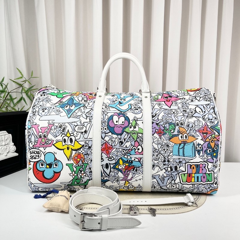 LV路易威登 芯片款 Keepall50旅行袋 白色帆布配彩色卡通印花圖案 Monogram塗鴉設計 銀色五金配件 雙拉鏈開合設計 配有皮革手柄和可調節肩帶 可手提可斜挎 內部藍色內襯非常清新 大容量設計-1