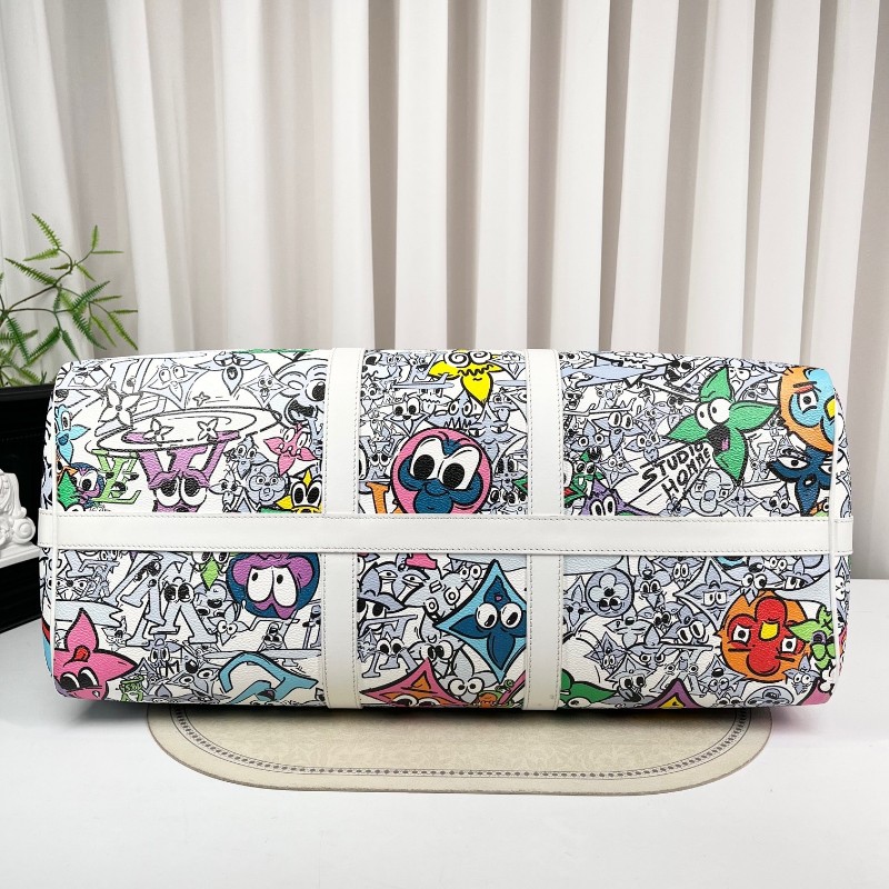 LV路易威登 芯片款 Keepall50旅行袋 白色帆布配彩色卡通印花圖案 Monogram塗鴉設計 銀色五金配件 雙拉鏈開合設計 配有皮革手柄和可調節肩帶 可手提可斜挎 內部藍色內襯非常清新 大容量設計-2