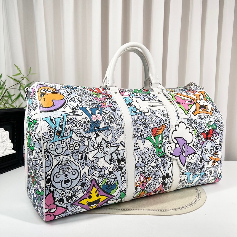 LV路易威登 芯片款 Keepall50旅行袋 白色帆布配彩色卡通印花圖案 Monogram塗鴉設計 銀色五金配件 雙拉鏈開合設計 配有皮革手柄和可調節肩帶 可手提可斜挎 內部藍色內襯非常清新 大容量設計-3
