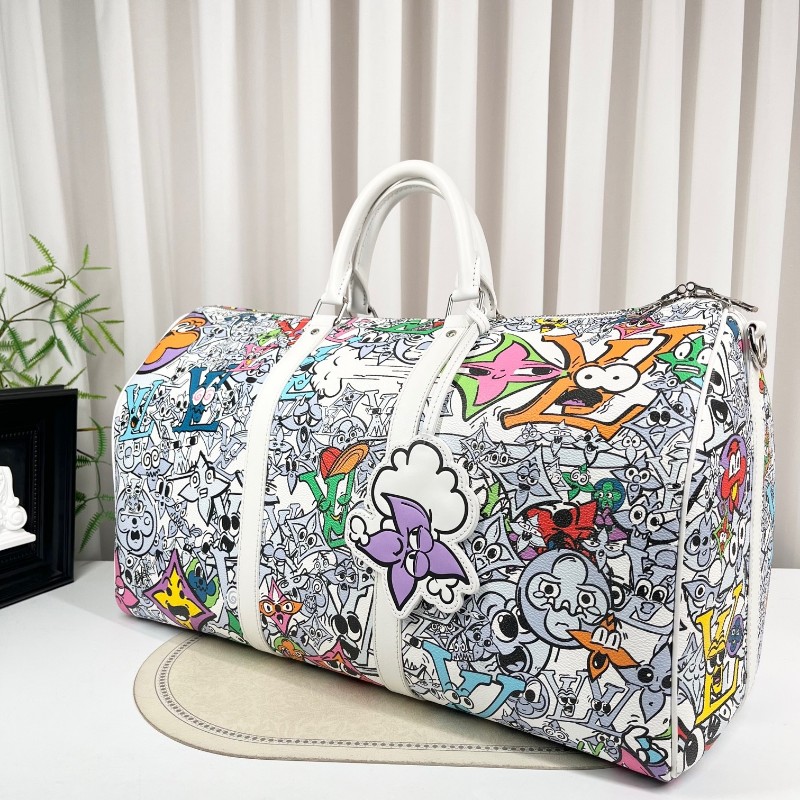 LV路易威登 芯片款 Keepall50旅行袋 白色帆布配彩色卡通印花圖案 Monogram塗鴉設計 銀色五金配件 雙拉鏈開合設計 配有皮革手柄和可調節肩帶 可手提可斜挎 內部藍色內襯非常清新 大容量設計-4
