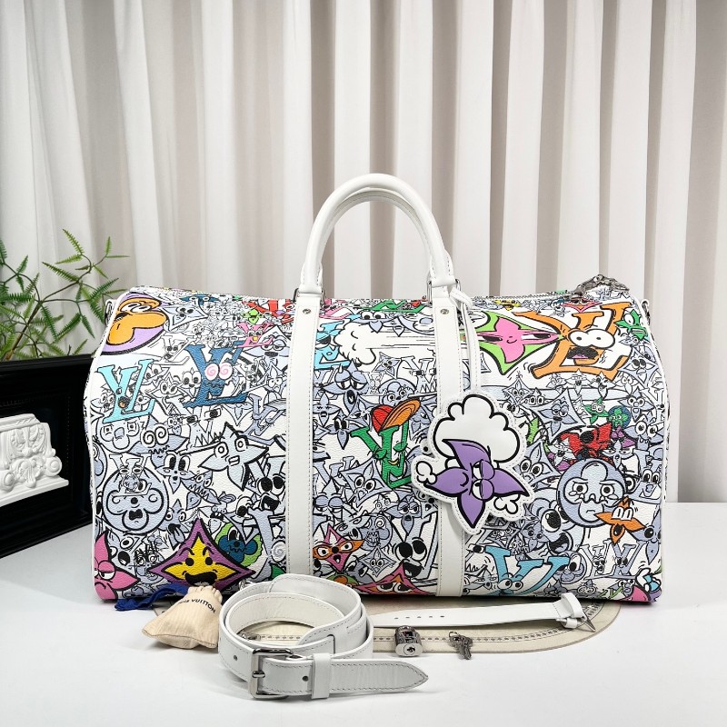 LV路易威登 芯片款 Keepall50旅行袋 白色帆布配彩色卡通印花圖案 Monogram塗鴉設計 銀色五金配件 雙拉鏈開合設計 配有皮革手柄和可調節肩帶 可手提可斜挎 內部藍色內襯非常清新 大容量設計-5