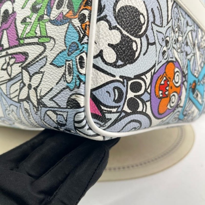 LV路易威登 芯片款 Keepall50旅行袋 白色帆布配彩色卡通印花圖案 Monogram塗鴉設計 銀色五金配件 雙拉鏈開合設計 配有皮革手柄和可調節肩帶 可手提可斜挎 內部藍色內襯非常清新 大容量設計-7