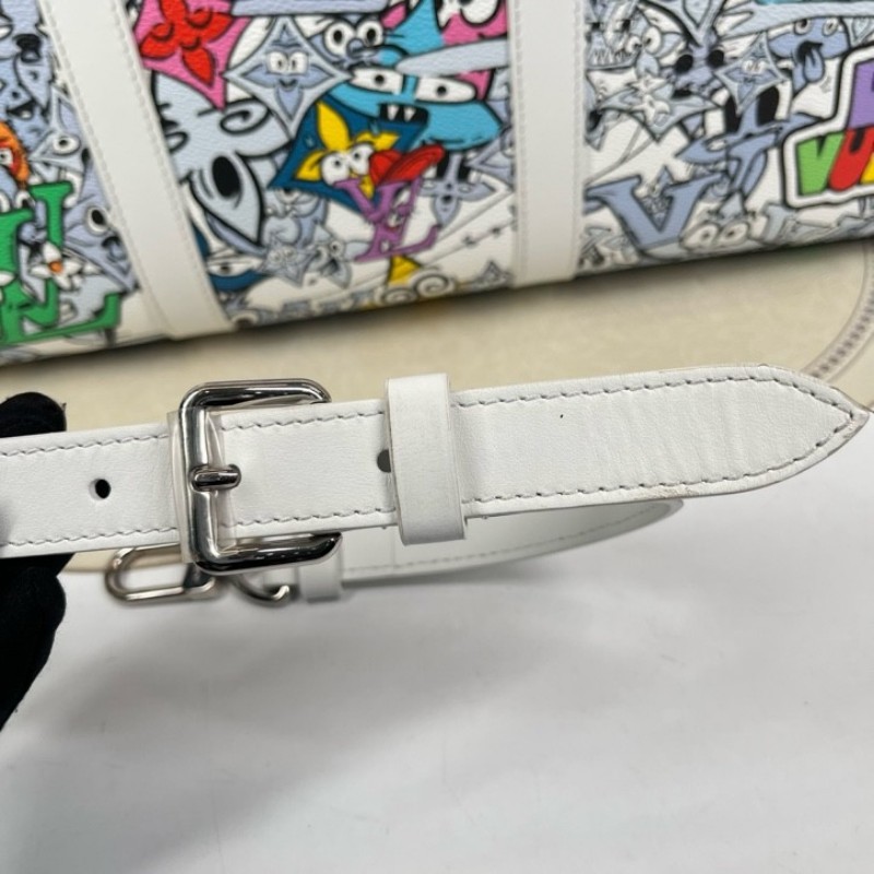 LV路易威登 芯片款 Keepall50旅行袋 白色帆布配彩色卡通印花圖案 Monogram塗鴉設計 銀色五金配件 雙拉鏈開合設計 配有皮革手柄和可調節肩帶 可手提可斜挎 內部藍色內襯非常清新 大容量設計-17