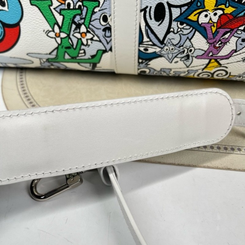 LV路易威登 芯片款 Keepall50旅行袋 白色帆布配彩色卡通印花圖案 Monogram塗鴉設計 銀色五金配件 雙拉鏈開合設計 配有皮革手柄和可調節肩帶 可手提可斜挎 內部藍色內襯非常清新 大容量設計-19