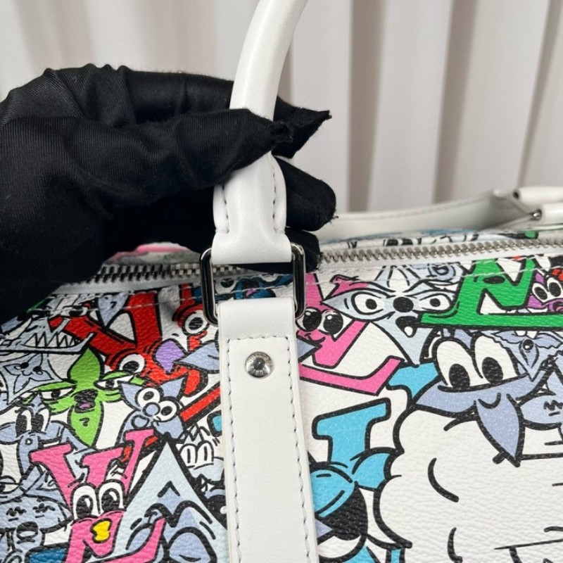 LV路易威登 芯片款 Keepall50旅行袋 白色帆布配彩色卡通印花圖案 Monogram塗鴉設計 銀色五金配件 雙拉鏈開合設計 配有皮革手柄和可調節肩帶 可手提可斜挎 內部藍色內襯非常清新 大容量設計-22
