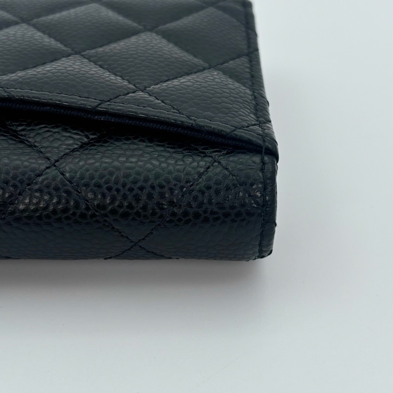 「JL精品代購」近新品 香奈兒黑金魚子醬牛皮cf款中錢包-17