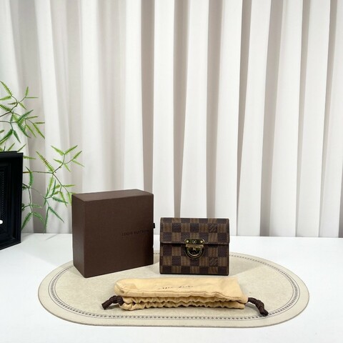 LV路易威登 曼哈頓短款錢包卡包 內裡卡位多 容量大