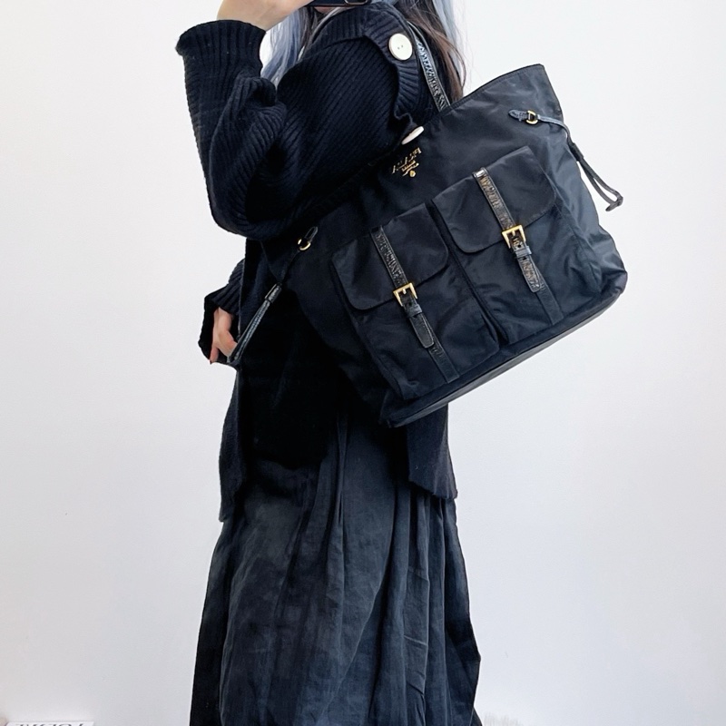 「JL精品代購」Prada黑金降落傘尼龍雙口郵差手提腋下通勤托特包-1