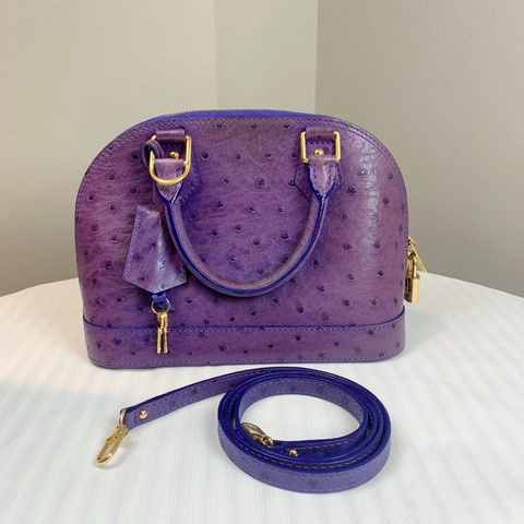 路易威登/Louis Vuitton Alma BB 金扣紫色鴕鳥皮貝殼包 珍藏稀有皮 配件：長肩帶，鎖頭，鑰匙 23.5x11.5x17.5cm
