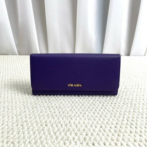 普拉達  Prada 長款翻蓋錢包 十字紋牛皮，金色logo和五金，卡位多 拉鏈順滑 實用性強。