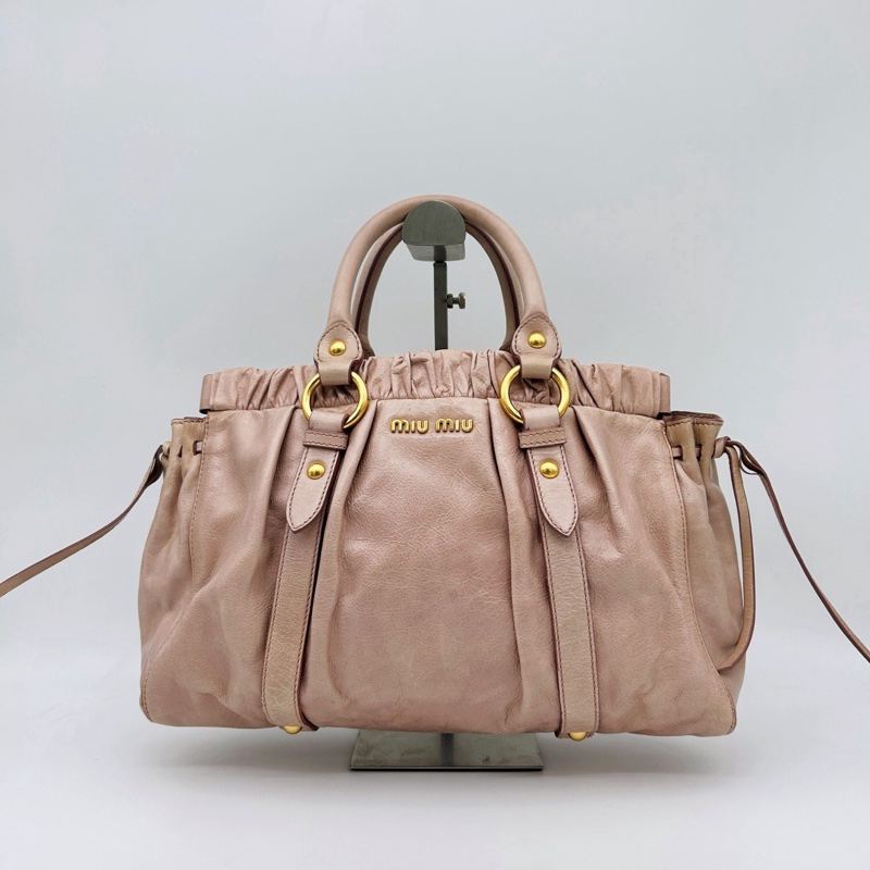 「JL精品代購」 Miumiu粉金褶皺油蠟牛皮機車手提包-0