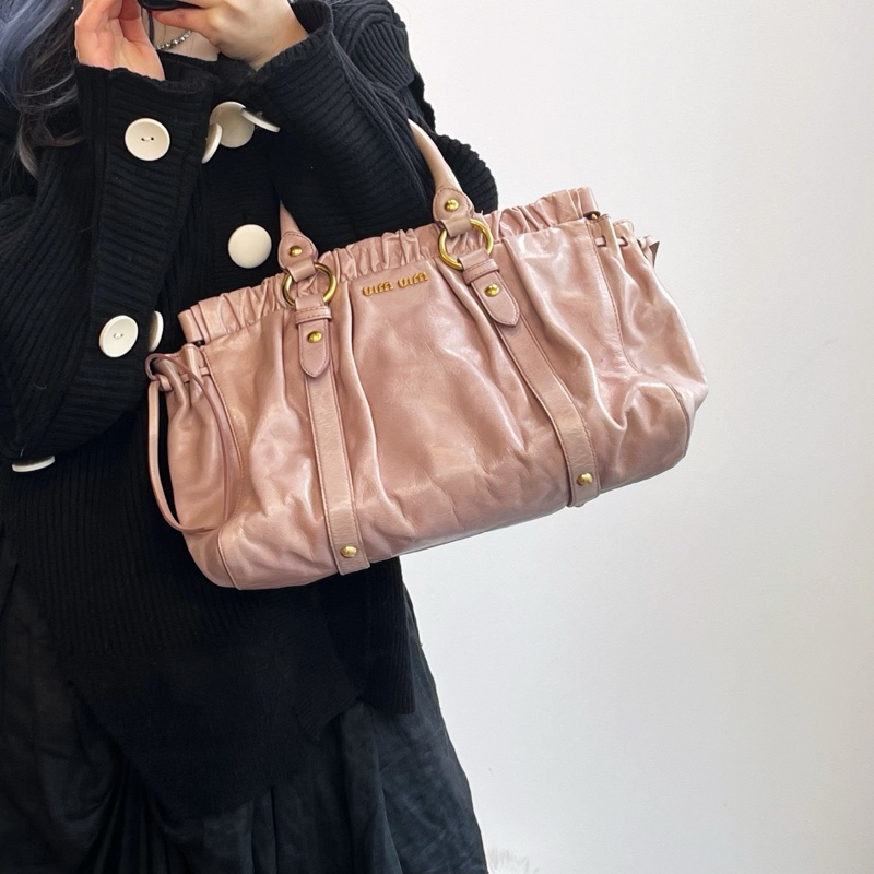 「JL精品代購」 Miumiu粉金褶皺油蠟牛皮機車手提包-1