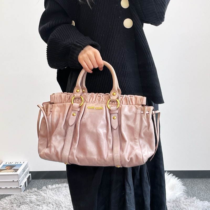 「JL精品代購」 Miumiu粉金褶皺油蠟牛皮機車手提包-2