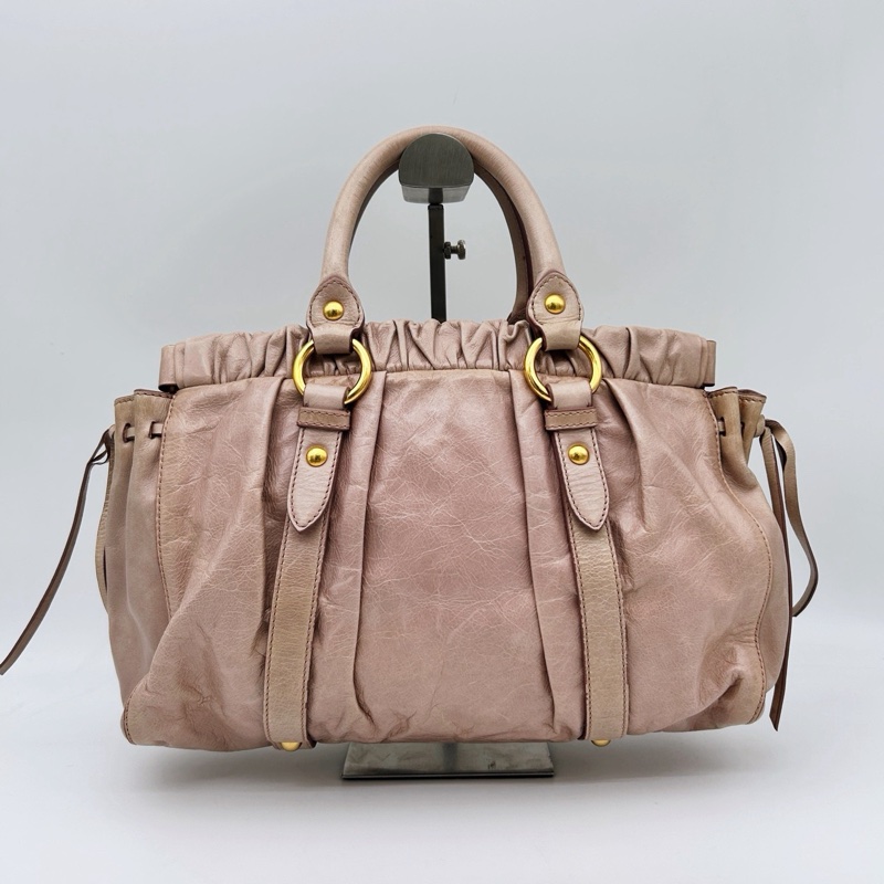 「JL精品代購」 Miumiu粉金褶皺油蠟牛皮機車手提包-3