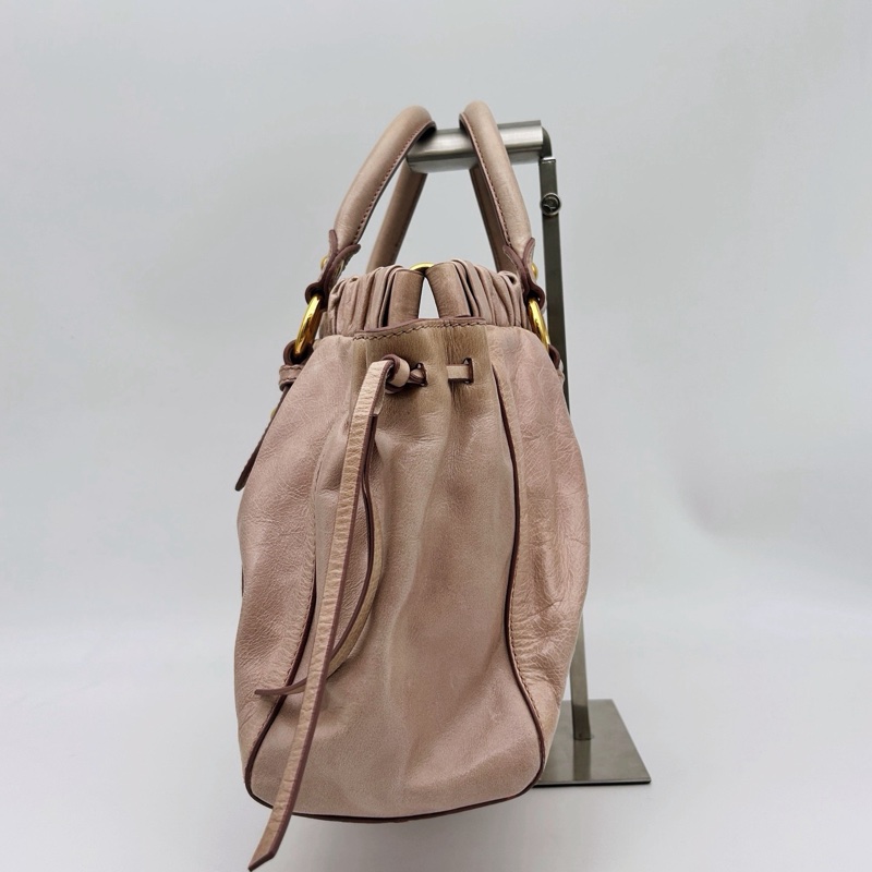 「JL精品代購」 Miumiu粉金褶皺油蠟牛皮機車手提包-5