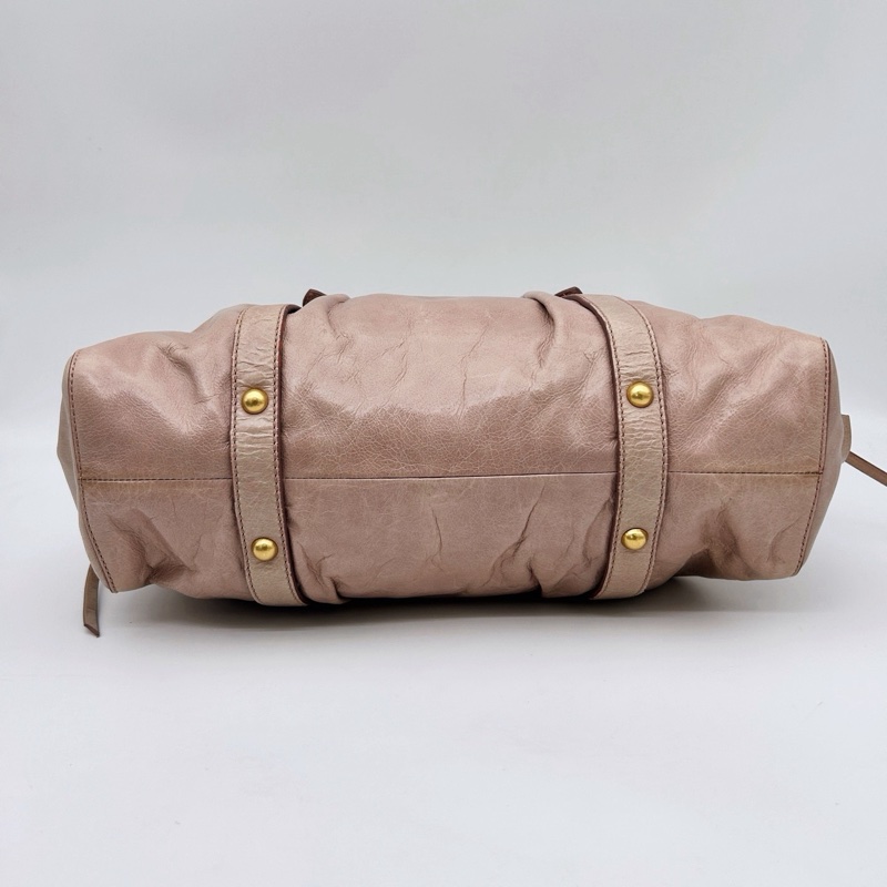 「JL精品代購」 Miumiu粉金褶皺油蠟牛皮機車手提包-6