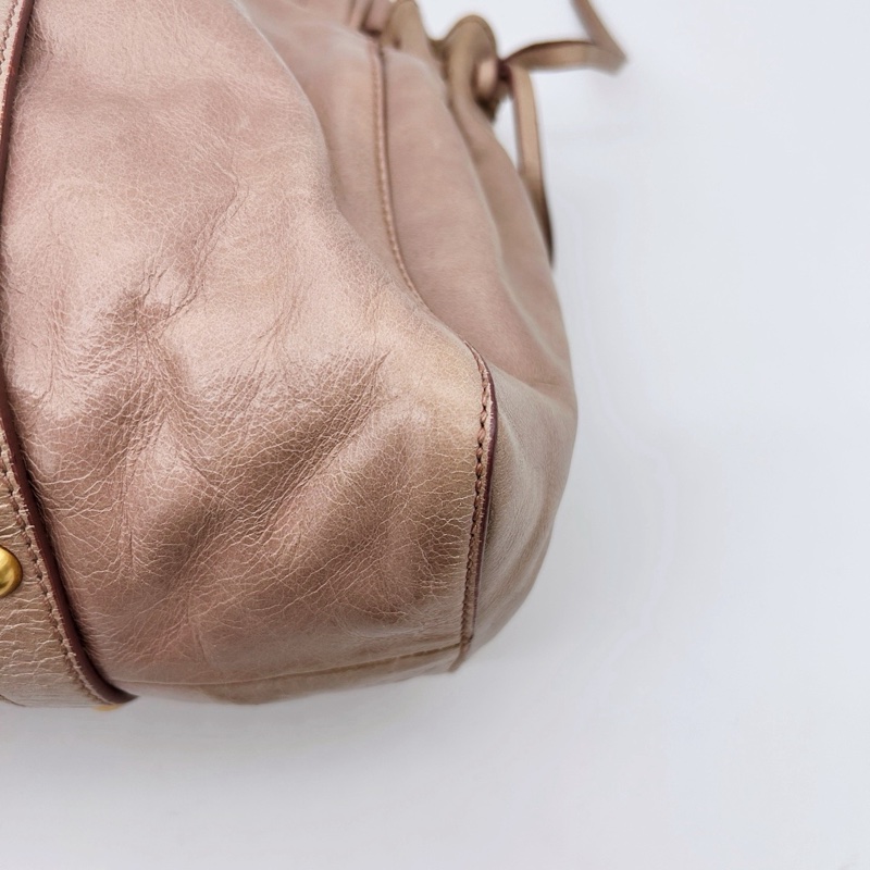 「JL精品代購」 Miumiu粉金褶皺油蠟牛皮機車手提包-7