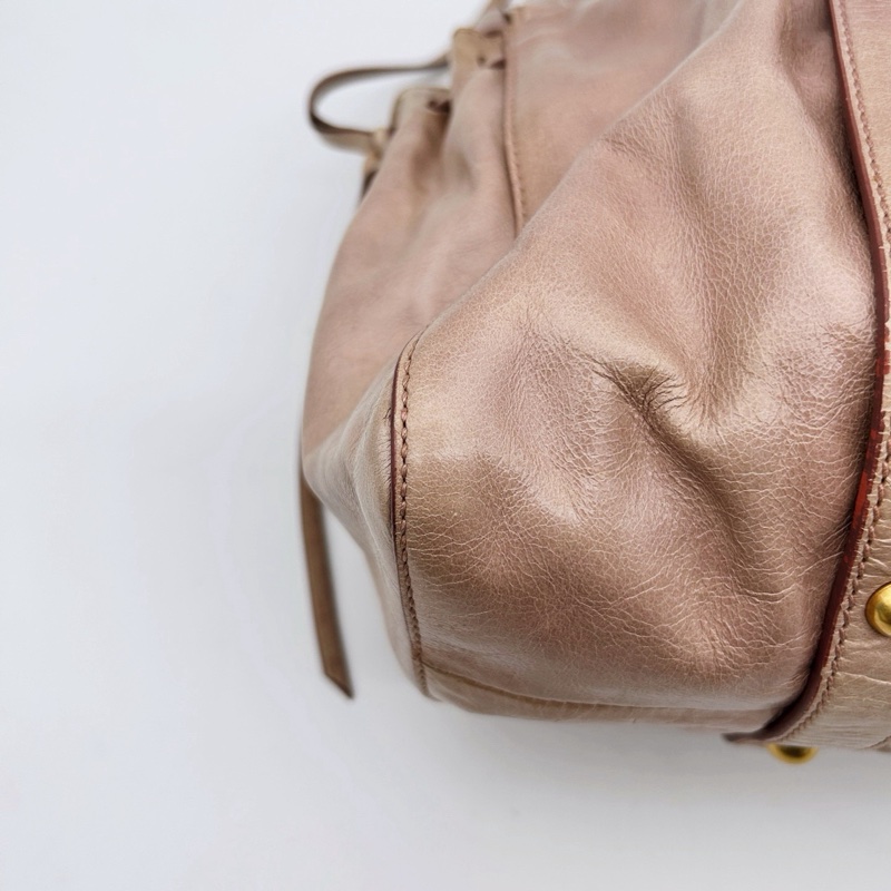 「JL精品代購」 Miumiu粉金褶皺油蠟牛皮機車手提包-8