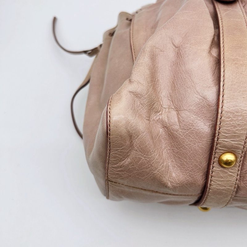 「JL精品代購」 Miumiu粉金褶皺油蠟牛皮機車手提包-9