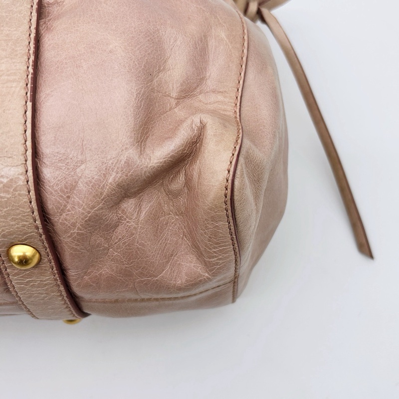 「JL精品代購」 Miumiu粉金褶皺油蠟牛皮機車手提包-10