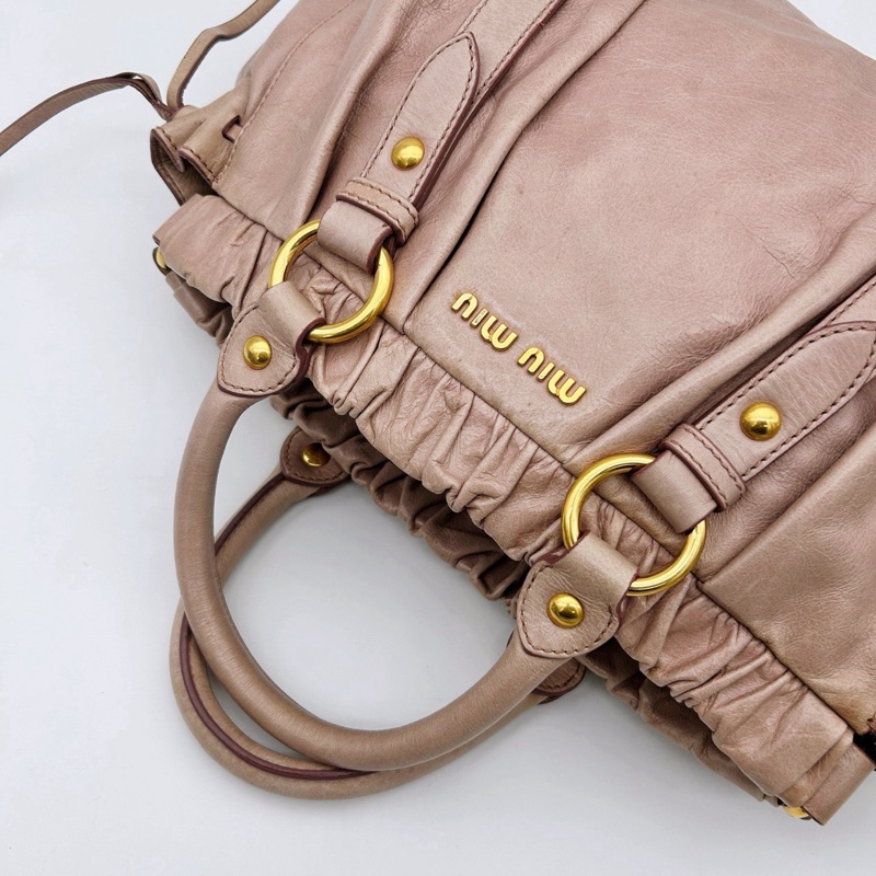 「JL精品代購」 Miumiu粉金褶皺油蠟牛皮機車手提包-11