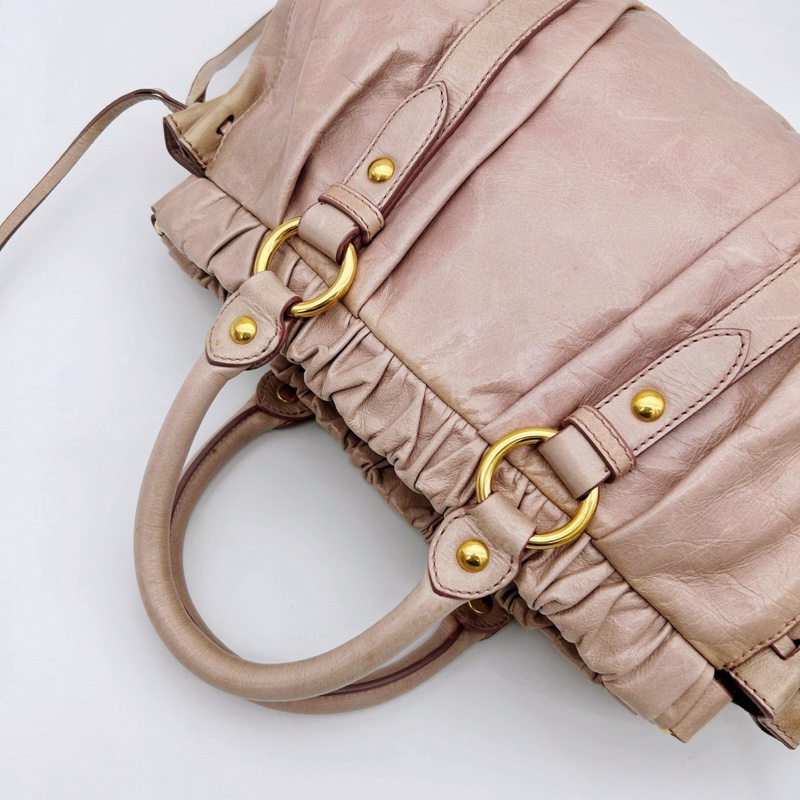 「JL精品代購」 Miumiu粉金褶皺油蠟牛皮機車手提包-12