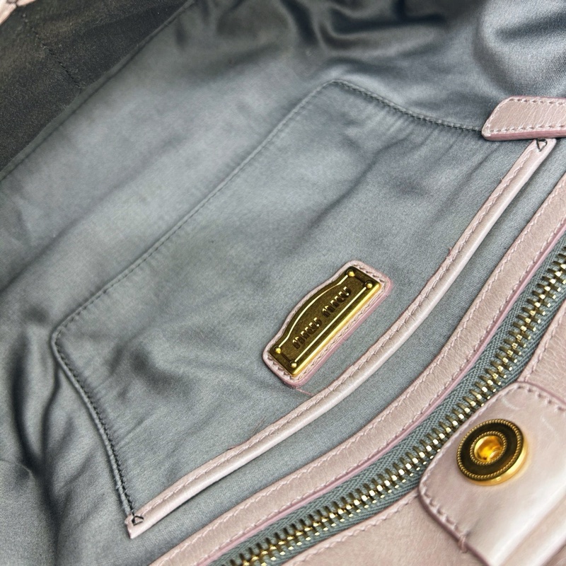 「JL精品代購」 Miumiu粉金褶皺油蠟牛皮機車手提包-15