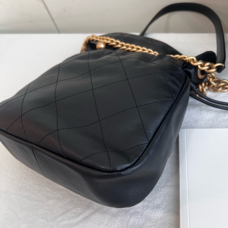 ෆ Chanel 22c 黑金雙珠小福袋-11