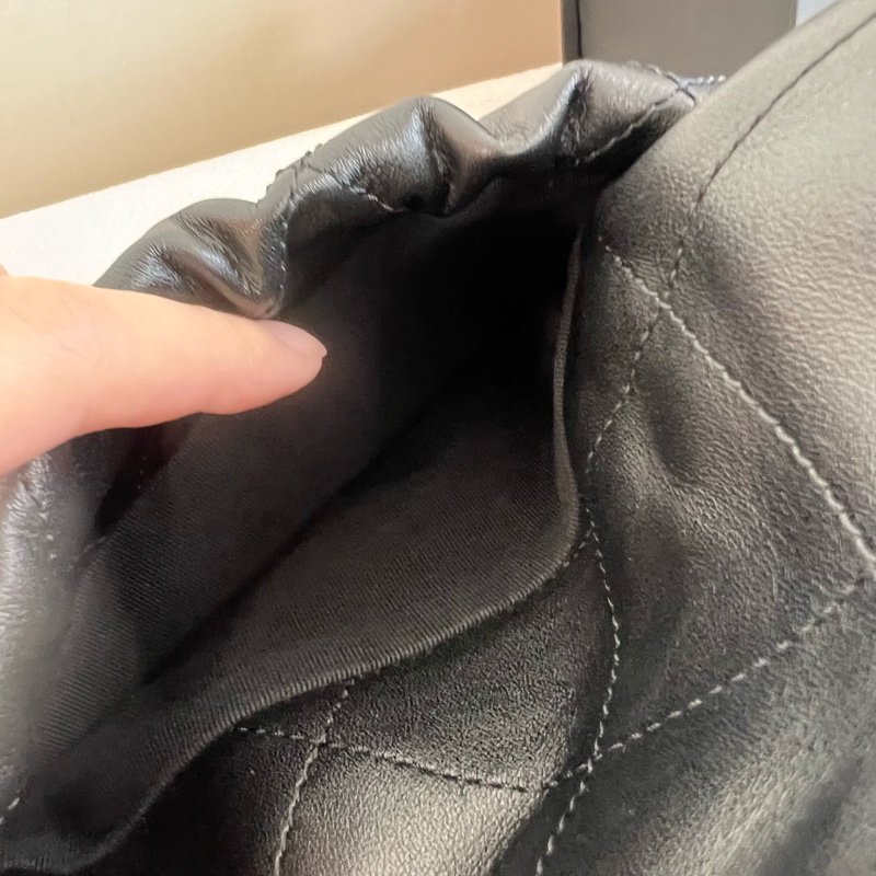 ෆ Chanel 22c 黑金雙珠小福袋-14