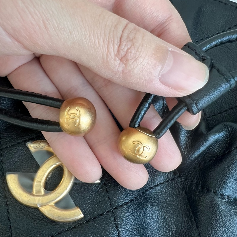 ෆ Chanel 22c 黑金雙珠小福袋-15