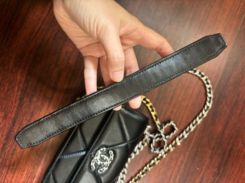 CHANEL 19 Mini WOC 經典小香鏈條款-11