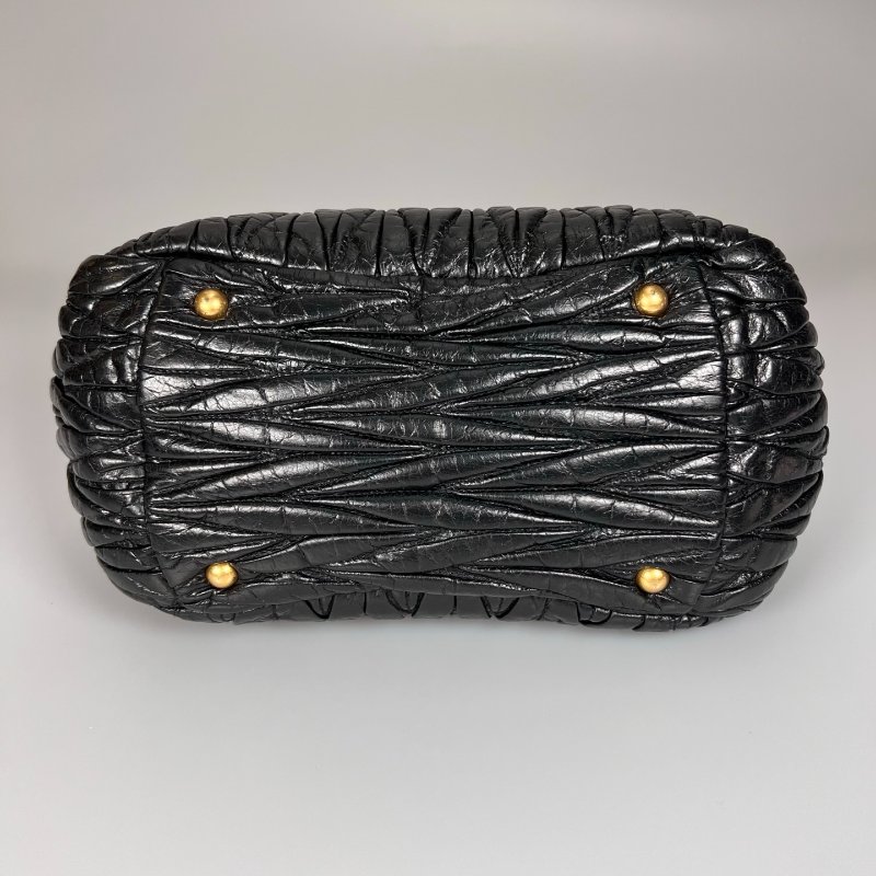 MIUMIU  黑金皺褶手提包-4