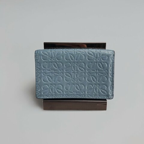 LOEWE 101824 藍滿版壓紋卡包