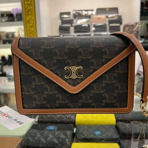 東區正精品㊣CELINE TRIOMPHE WOC 焦糖色凱旋門金扣翻蓋信封斜背包 RZ6322 101822DS9