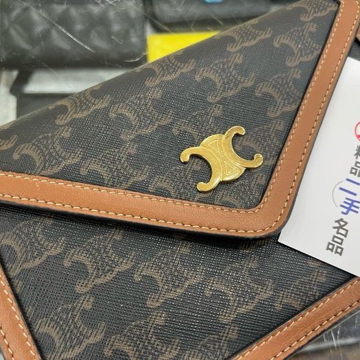 東區正精品㊣CELINE TRIOMPHE WOC 焦糖色凱旋門金扣翻蓋信封斜背包 RZ6322 101822DS9-1