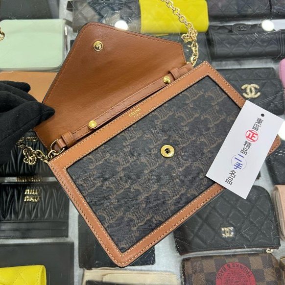 東區正精品㊣CELINE TRIOMPHE WOC 焦糖色凱旋門金扣翻蓋信封斜背包 RZ6322 101822DS9-2