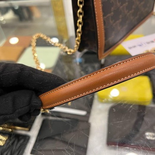 東區正精品㊣CELINE TRIOMPHE WOC 焦糖色凱旋門金扣翻蓋信封斜背包 RZ6322 101822DS9-3