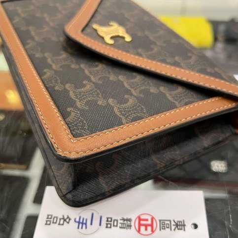 東區正精品㊣CELINE TRIOMPHE WOC 焦糖色凱旋門金扣翻蓋信封斜背包 RZ6322 101822DS9-4