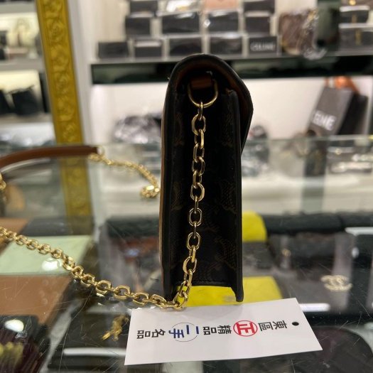 東區正精品㊣CELINE TRIOMPHE WOC 焦糖色凱旋門金扣翻蓋信封斜背包 RZ6322 101822DS9-6