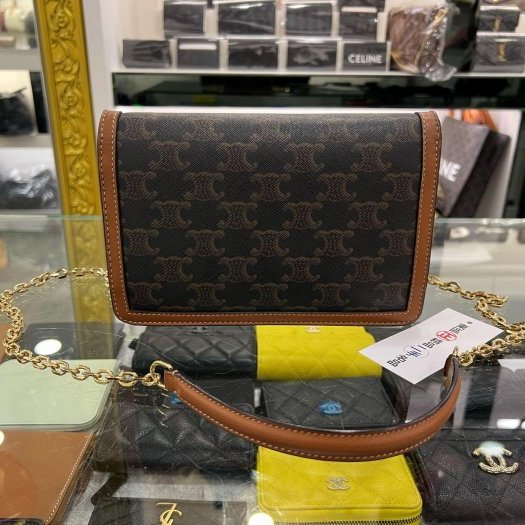 東區正精品㊣CELINE TRIOMPHE WOC 焦糖色凱旋門金扣翻蓋信封斜背包 RZ6322 101822DS9-7